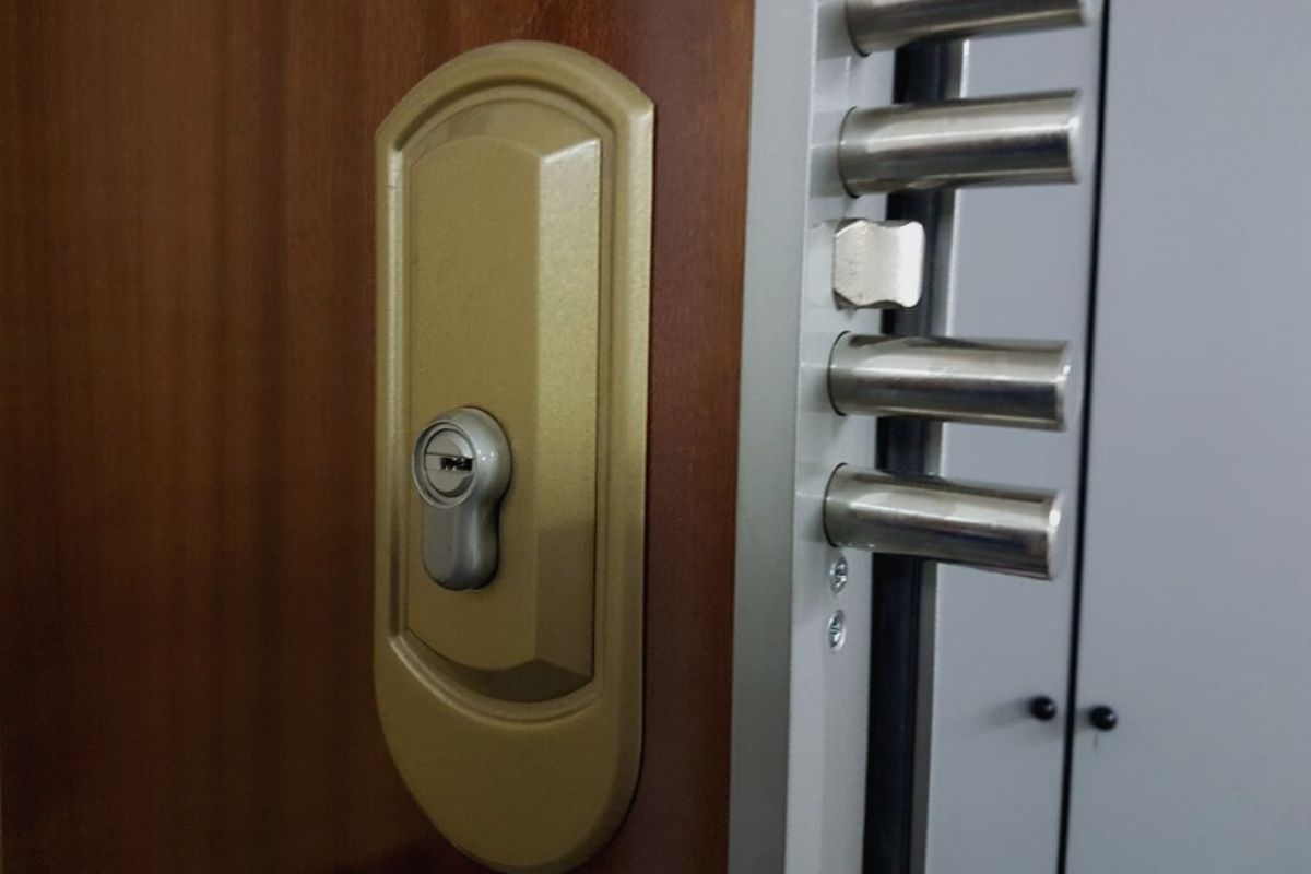 Contribuir audición Contribuyente Cómo cambiar la cerradura de una puerta blindada antigua - Click Cerrajeros
