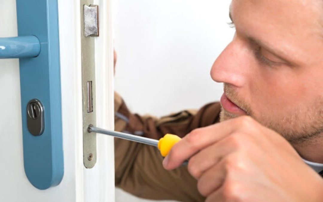 Cerrajero instalando un bombín de seguridad en una puerta